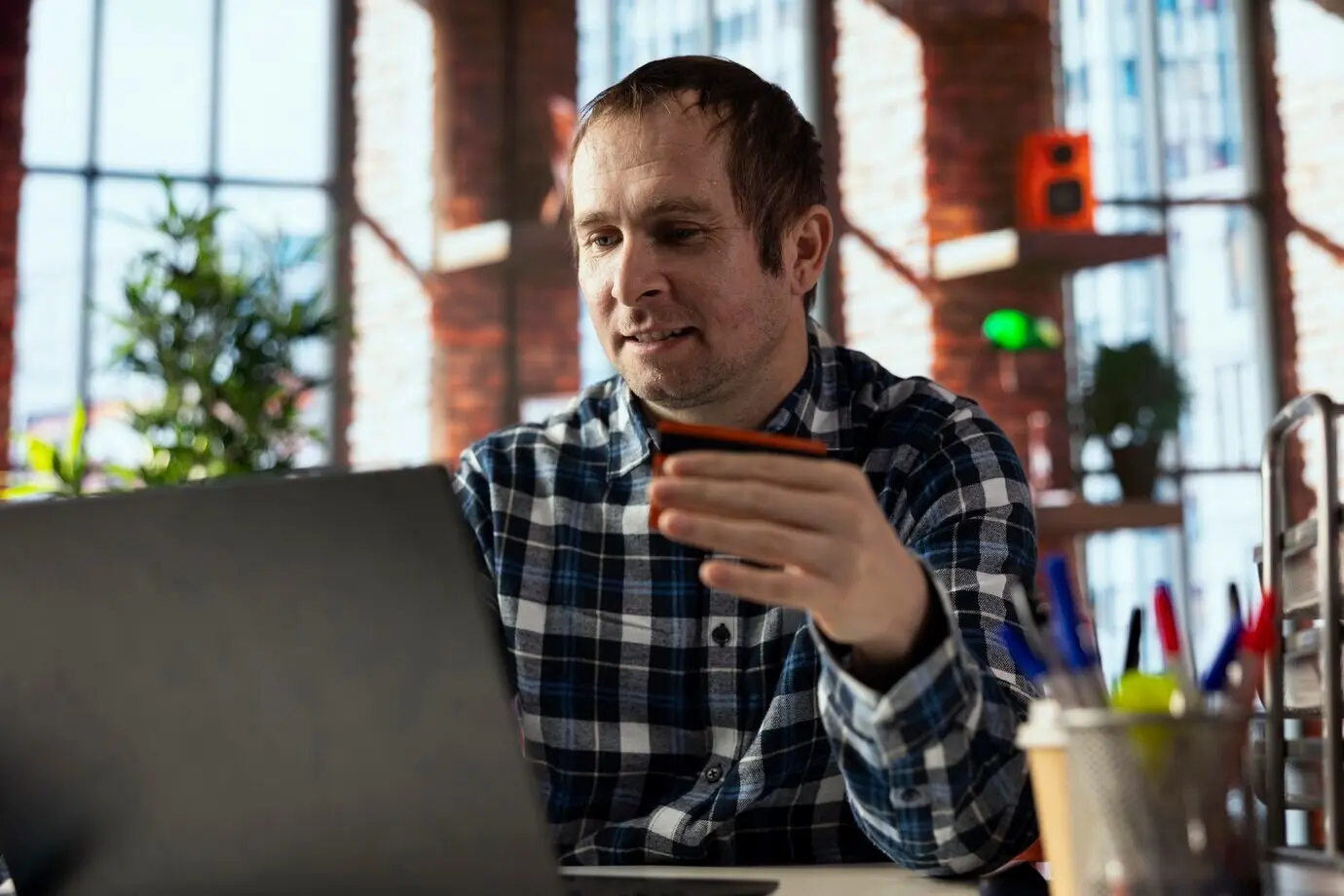 Person, die über einen Online-Marktplatz Einkäufe tätigt und Kreditkartendaten eingibt.